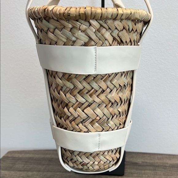 COPY - ✨House of Harlow 1960 Cream and Tan Tote Bag with Chevron Design - Picture 4 of 12